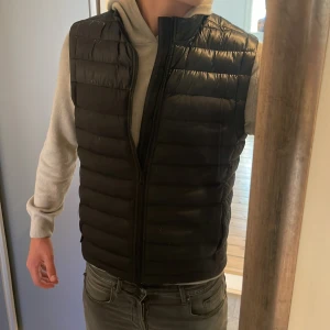 J.Lindeberg väst - En snygg väst som är näst intill oanvänd. 