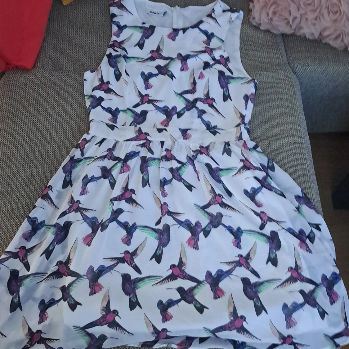 Vit ärmlös klänning med fågelmönster - 90