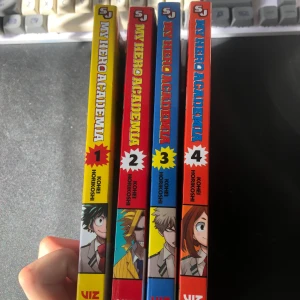 My hero academia 1-4 - TRYCK INTE KÖP!! Kan bara mötas upp i Malmö!!  Böckerna är i bra skick, inga fläckar eller rivna sidor. En bok för 85kr alla för 340kr.