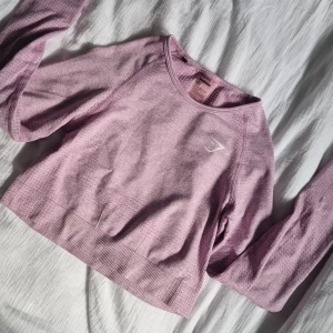 Gymshark träningströja  - Rosa träningströja från gymshark. Strl. M, med hål för tummar. 