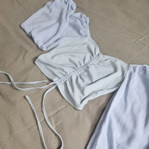 Ljusblå topp - Ljusblå fin topp. Luftigare armar och snören för att justera storleken. 