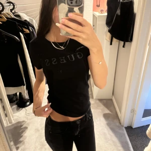 Guess t shirt - Säljer min helt oanvända guess tröja då jag inte använder den. 
