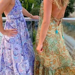 Långklänning köpt utomlands  - Flerfärgad strand klänning. 2 super fina klänningar köpta i Grekland. Köpte båda för 399kr styck. Använda 2 gånger, nyskick. 250kr styck eller 400 för båda🌸 samma modell som klänningen till höger på första bilden 