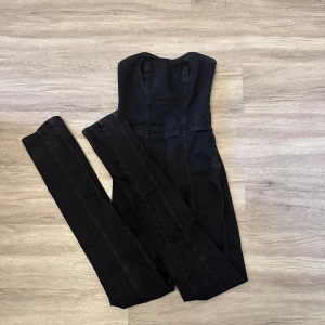 Zara Jumpsuit  - Jumpsuit i stretchigt jeans från zara med fin slits vid smalbenen, i storlek S. Använd 2 gånger. Ljusare svart, i stretchigt material. Omfamnar kroppen bra 