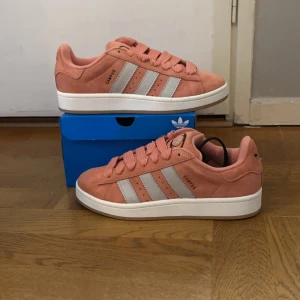 Adidas Campus 00s Dam Aprikos - Helt nya - Hej! Säljer några helt nya Adidas Campus i färgen aprikos/rosa i storlekarna 38,38 2/3,39 & 40. Superfina nu inför sommaren. Svarta snören ingår. Finns i Örebro,men kan även frakta på köparens bekostnad (118 kr)