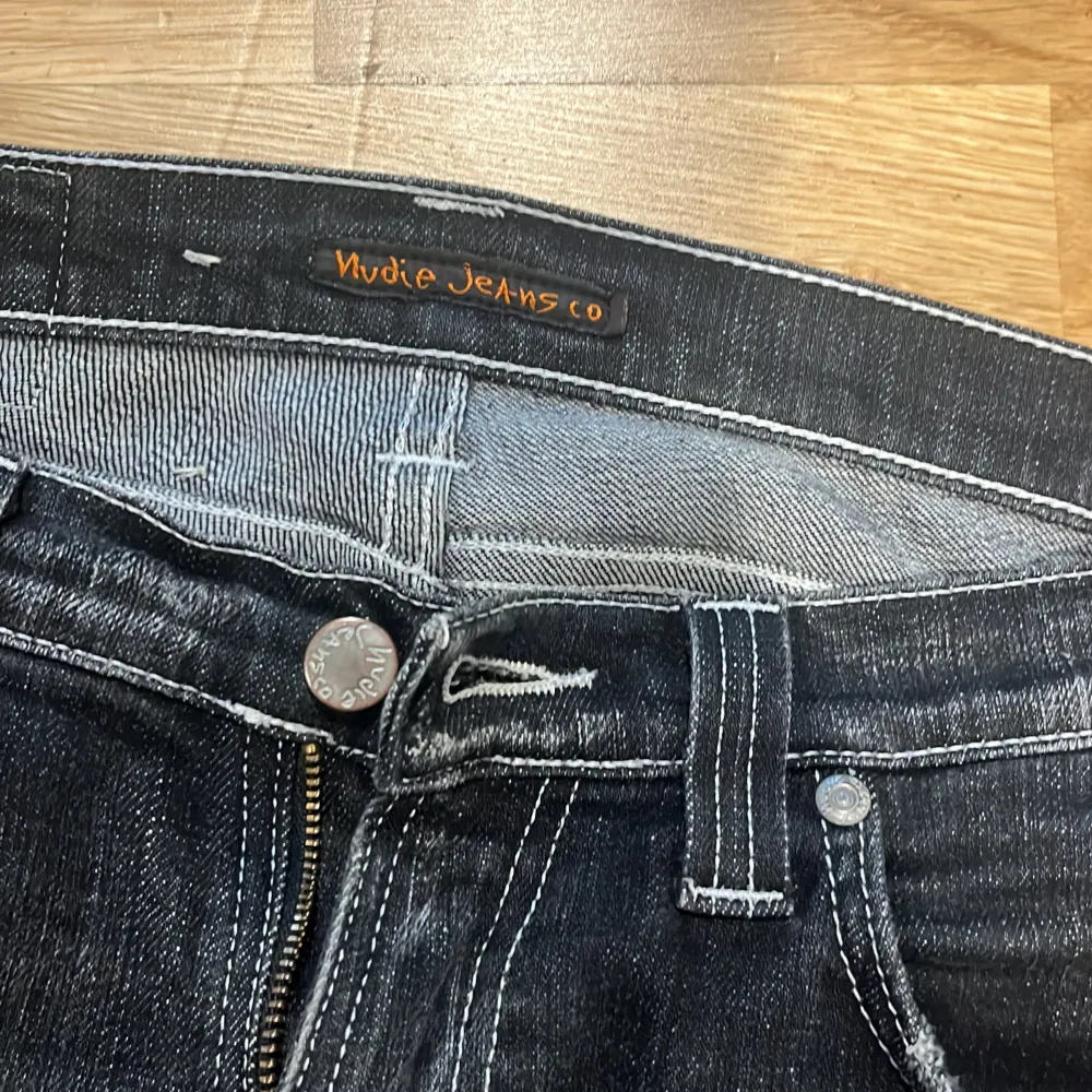 Säljer dessa feta Nudie jeans med lite slitningar på benet! Fint skick inga defekter, inget strl lapp men skulle säga 30-32. Jeans & Byxor.