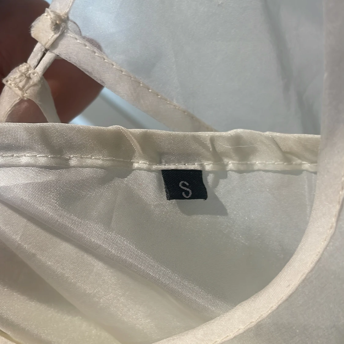 Vit ärmlös klänning med volangdetalj - 92