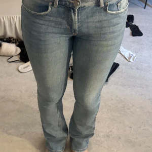 Lowwaist bootcut jeans - De är från bikbok storlek s. De är inte jättevida  men de är också för små. De är tretchiga