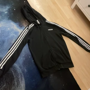 Adidas zip tröja  - Den är i ett tunnare material än vad som syns på bilderna men i bra skick