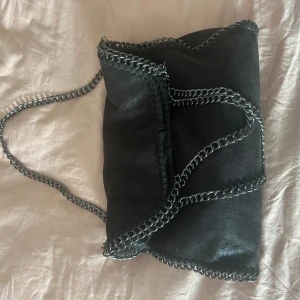 Stella McCartney liknande väska - Super snygg Stella McCartney liknande väska, väskan är i topp skick (bara används ett fåtal gånger), säljer pga inte kommer till användning💗