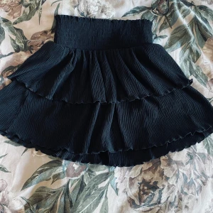 Svart kjol  - Har typ aldrig använt så vill sälja den skriv om du är intresserad 