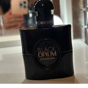 Yves Saint Laurent (Black opium)  - Väldigt god vanilj doft. Tyvärr man kan inte se mängden parfym kvar i flaskan, men de känns  som att det är cirka 70% / 75% kvar av parfymen. Har inte heller använt den så mycket.