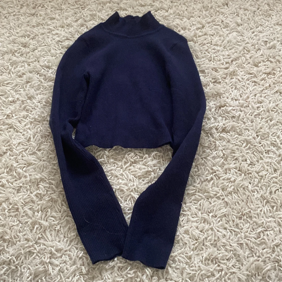 Mysig mörkblå ribbad polotröja