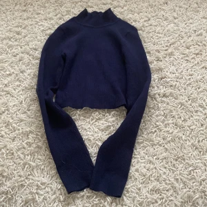 Mysig mörkblå ribbad polotröja - Jätte fin tröja som passar till vintern. Den är lite magig och har en krage. Den är från hm och är i storleken xs.🥰🍂