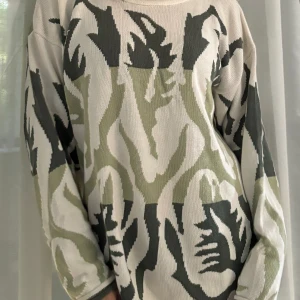 Stickad tröja! - Jättefin stickad tröja! Storlek 38 men funkar även på större. Superskön och väldigt bra skick!