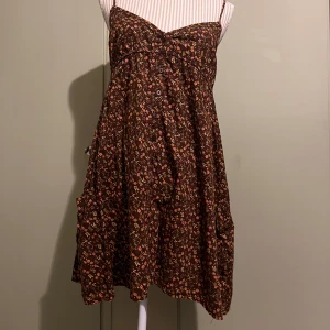 Blommig klänning - Superfin klänning med blommigt mönster! DEN HAR FICKOR storlek: M