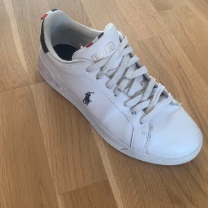 Ralph lauren skor - Ralph lauren skor i utmärkt skick till salu! Dessa skor är knappt använda och säljs till ett bra pris. De kostade ursprungligen 1200 kronor, menjag säljer dom för endast 499. Sulan är i fantastisk skick och kartong medföljer(liten skada)
