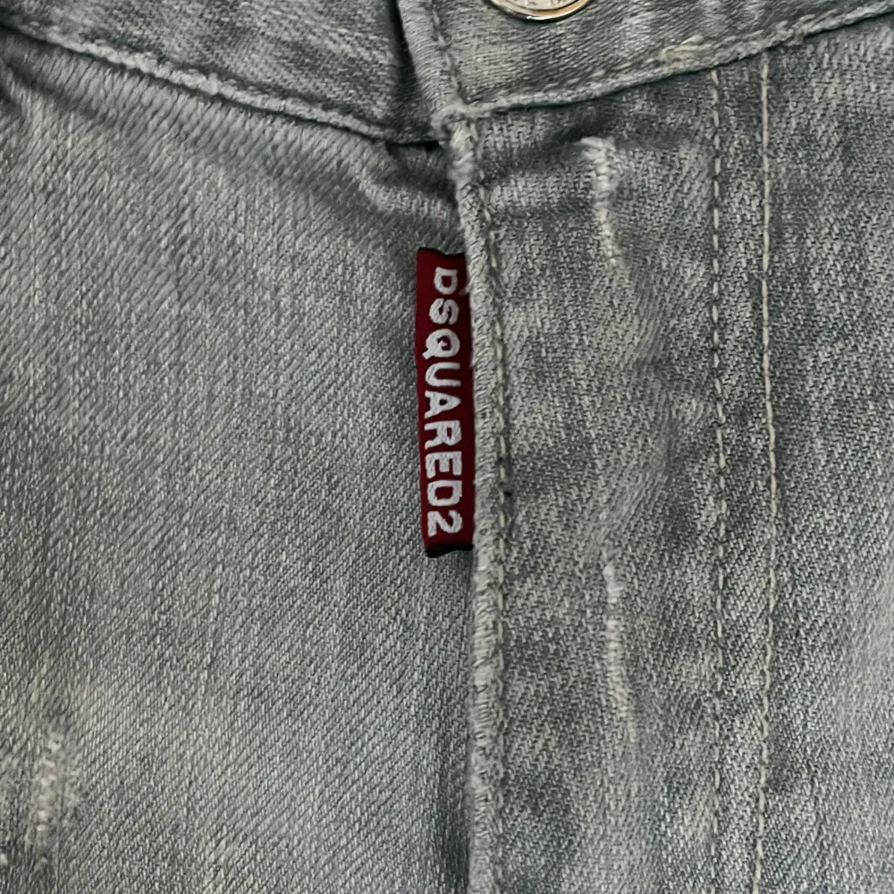 Säljer ett par feta dsquared jeans i storlek 31 passar s-m . Jeans & Byxor.