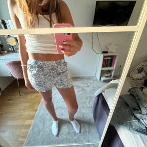 Blå mönstrade shorts - Blå mönstrade shorts som är jättesköna men dom är för små för mig som man kan se lite på bilderna. 