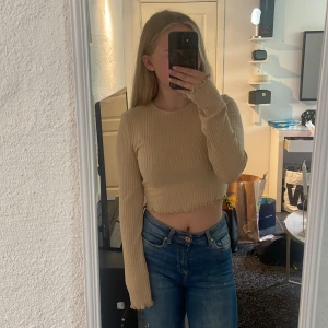 Tröja  - Säljer denna superfina tröjan, den är ribbad med vålanger på armarna och vid magen aldrig använd finns prislapp