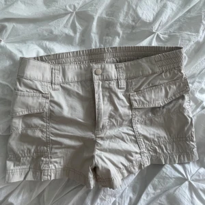 Shorts - Lågmidjade/midrise cargo shorts❣️storlek 36 och passar xs-s. Aldrig använda.