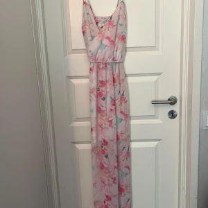 Blommig klänning🌸💕 - Säljer dennna jättefina blommiga klänning💕 klänningen är använd fåtal gånger och är som ny!! Storlek 34 Klänningen har slits🩷