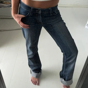 Långa jeans  - Skit snygga långa blå jeans i st 27/36. Jag bär i vanliga fall 34/36/S i byxor. Innerbenslängd 89- midjemått 86. Jag är 167 cm. 