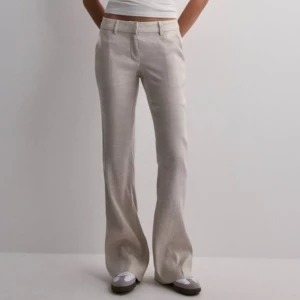 Kostym Linnebyxor - Sååå himla fina linnebyxor i kostymbyxor form från Nelly. Den e helt ny och har aldrig använts(Prislappen frf kvar) ordinarie pris från Nelly 550kr (med frakten) passar även 36