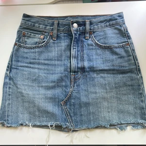 Levis jeanskjol - Jättefin Jeanskjol från Levis! Är andvänd få gånger och är i nyskick!!❤️Storlek 24 (W24)