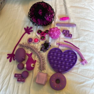 Lila fidgettoy kitt - Nu säljer jag ett lila fidgettoy kitt med 20 fidget toys, bra skick, pris kan diskuteras. 