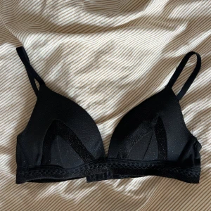 Bh från intimissimi - Glittrig Bh utan bygel från intimissimi i storlek 75B, aldrig använd bara testad! Köpte den för mer än ett år sedan men har bara legat i garderoben😊 tyvärr är lapparna borttagna. 