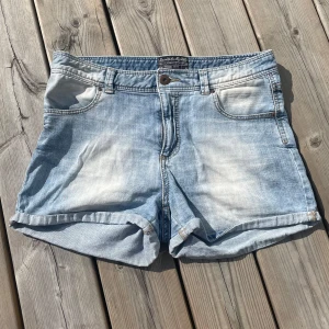 Saints & mortals- jeansshorts  - Super snygga jeansshorts ifrån Sonys & mortals. Bra skick, nästan aldrig använd. Storlek s💖