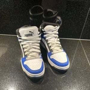Puma high  - Fantastiska Puma high för de som gillar märke Puma. Skorna används några gånger. Sick ganska bra. 500kr styck. PRISET KAN DISKUTERAS!