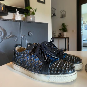 Loubs  - Loubs i skick 7/10 lite slitna på baksidan och lite på insidan har box kvitto påse och allt sånt priset är inte hugget i sten 
