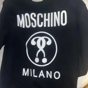 Säljer min Moschino tröja där den är knappast använd kanske tagit på mig den 2-3 gånger säljer den för att den är stor på mig Ordinarie pris: 2300kr