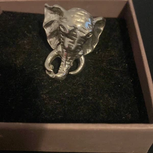 Unik ring  - Säljer min fina unika elefant ring. Bra skick och mycket snygg. Passar till allt. Bjuder på frakt 
