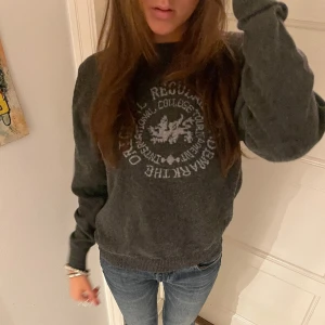 STICKAD TRÖJA TRYCK MERINOULL  - 100% Merinoull. Modell 175 cm. Hör av er vid frågor/fler bilder.