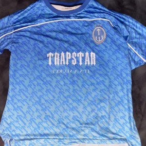 Trapstar T-shirt  - En blå Trapstar T-shirt i bra skick 