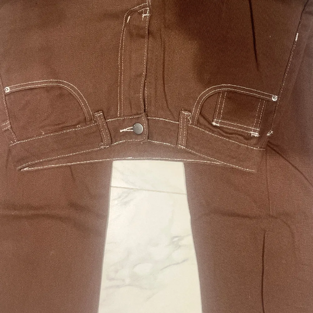 Ljus bruna jeans från shein. Super snygga med en vit tröja. Storlek M och i jätte bra skicka(ej använda då ja beställde två storlekar och denna inte passa lika bra). Jeans & Byxor.