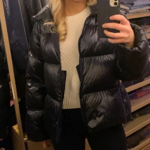Vinterjacka  - Säljer min super fina vinterjacka ifrån uniqlo.  Den är marinblå och i strl L då den egentligen är lite croppad så har tagit en större storlek så den inte är det men den passar mig som har strl S/M. Nypris 1300kr.