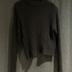 Stickad tröja - Jättefin stickad tröja från bikbok, knappt använd och i superfint skick 