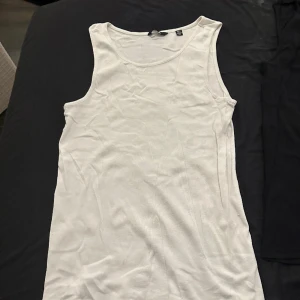 Linnen - Köp 3 linnen för 90kr en vit och 2 svarta. Linnena är i skön bombullsmaterial storlek M bra skick. Tveka ej med att ställa frågor.