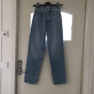 Raka jeans gina tricot - Säljer mina jeans från Gina tricot i modellen ”90s high waist jeans” (perfect jeans) aldrig använda, bara provade men har tyvärr tagit bort lapparna. Kommer ej till användning och säljs därför, färg syns bäst på sista bilden. Nypris 600kr
