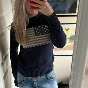 Stickad tröja - Marinblå stickad tröja med fint tryck