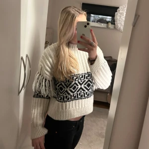 Stickad tröja  - Säljer denna fina stickade tröja från H&M 💕 Säljes pågrund av aldrig använd 