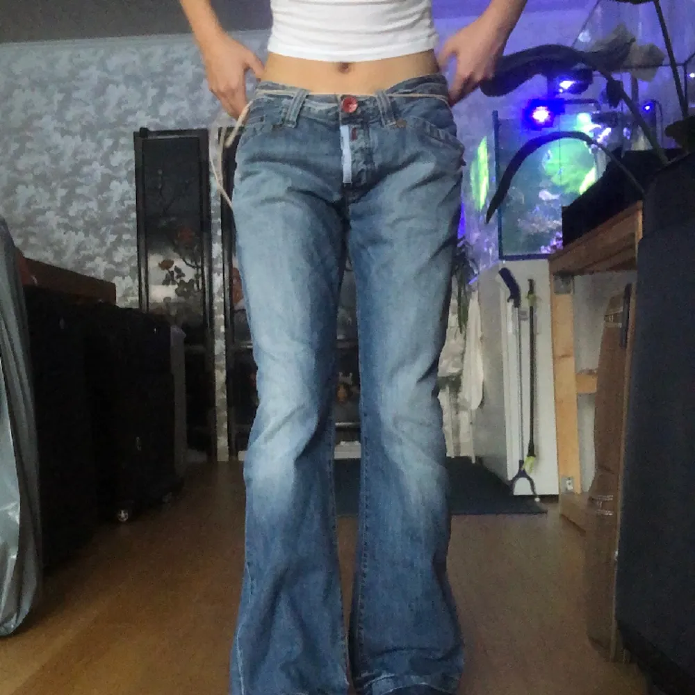 Skit snygga Replay jeans som är lågmidjade och lite lite bootcut!😻 (de är lite stora på mig) ett slitage som inte märks, fråga efter bild! Innerben: 80 cm, Midjemått: 37-38 cm ish💋. Jeans & Byxor.