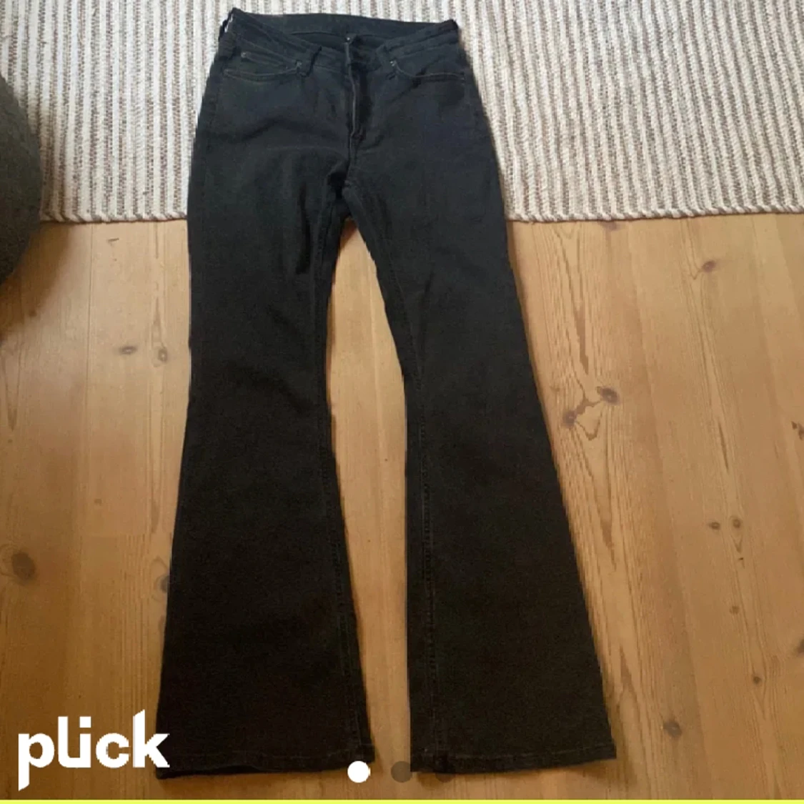 Svarta lågmidjade flame bootcut jeans från weekday 