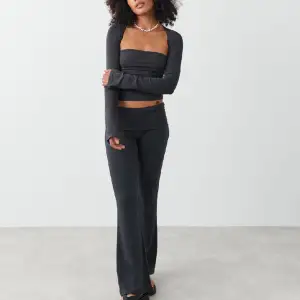 flare pant från Gina Tricot, helt nya med prislappen kvar. Nypris 370kr 