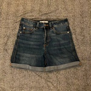 Mörkblåa Shorts  - Mörkblåa shorts från Cubus i storlek small. De är tajta och jag skulle säga att de är en blandning mellan högmidjade och lågmidjade. Använda  ett par gånger men inga defekter.