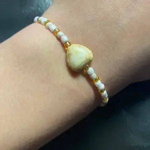 Sött resår armband med ett hjärta + guldiga detaljer🤍